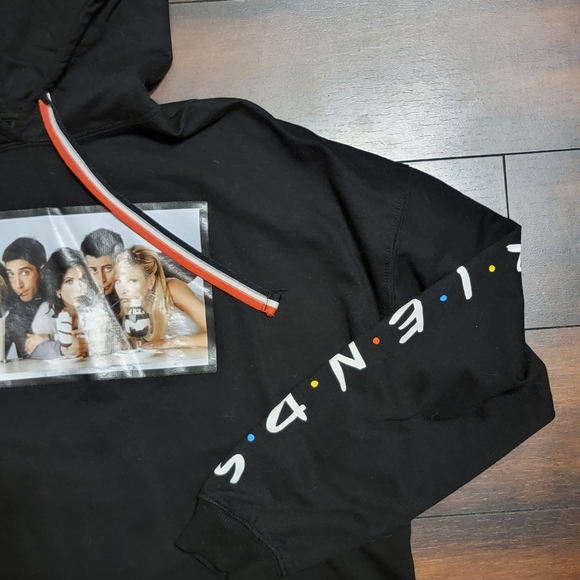 Friends Cropped Hoodie - Picture 3 of 4